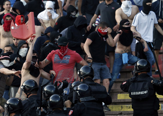 Srbský futbal sa dlhodobo potýka s problémom futbalového násilia. Rušno bolo aj minulý týždeň pri belehradskom derby medzi Crvenou Zvezdou a Partizanom.