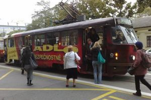 Zastávka pred daňovým úradom nahrádza zastávku na Radlinského.