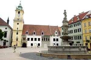 Medzi najznámejšie legendy mesta patrí otáčajúci sa rytier Roland. V skutočnosti je to socha kráľa Maximiliána II., ktorý na stavbu fontány venoval peniaze.