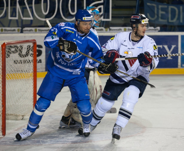 Bohunický (vpravo) obliekal na Slovensku dres vtedy ešte extraligového Slovana Bratislava.