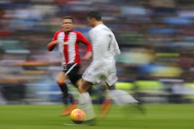 Cristiano Ronaldo (vpravo) si myslí, že už teraz nezmazateľne patrí do dejín.