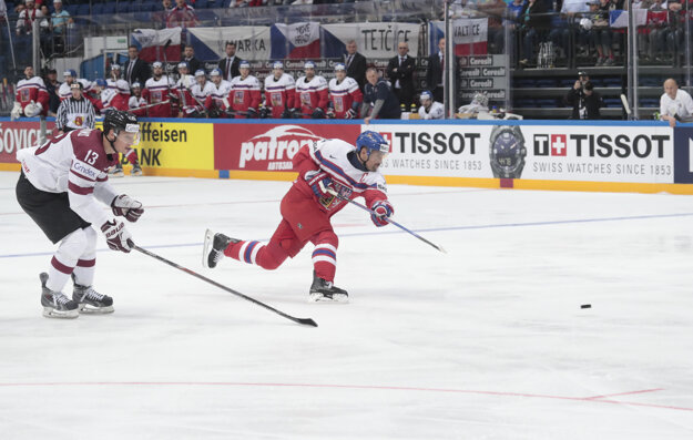 Tomáš Plekanec (vpravo) strieľa svoj prvý gól v zápase.