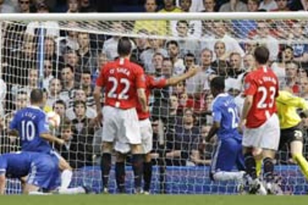 Salomon Kalou (druhý sprava) z Chelsea Londýn strieľa vyrovnávajúci gól do siete Manchester United v šlágri Premier League Chelsea – Manchester United 1:1.