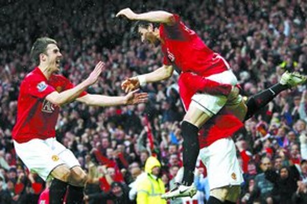 Owen Hargreaves (v strede) oslavuje gól Manchestru s Michaelom Carrickom (vľavo).