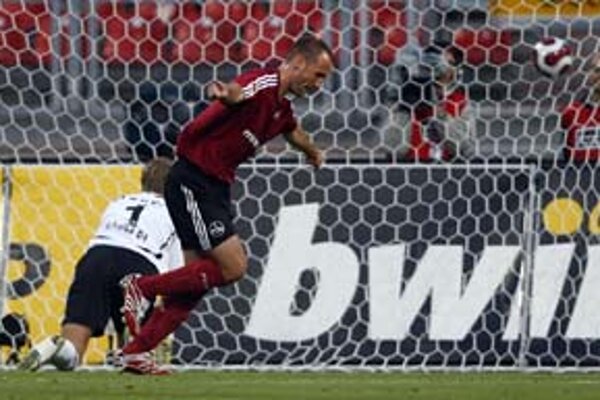 Róbert Vittek sa teší zo svojho prvého gólu do siete Manuela Neuera. Norimberg prehral v semifinále nemeckého Ligového pohára na svojom štadióne so Schalke 2:4.