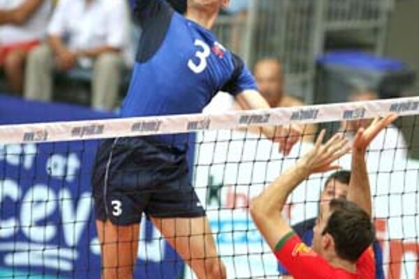 Smečuje Emanuel Kohút. Záber je zo sobotňajšieho zápasu finálového turnaja Európskej ligy vo volejbale Slovensko – Portugalsko. Prehrali sme 1:3.