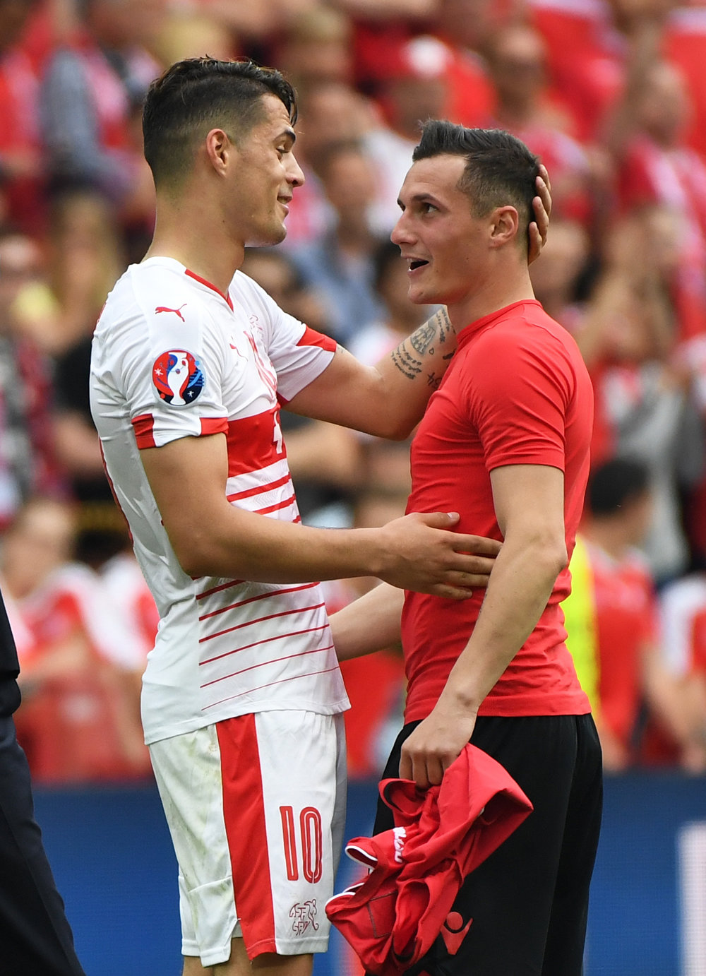 Granit Xhaka (vľavo) a Taulant Xhaka po zápase boli opäť bratmi a nie súpermi.
