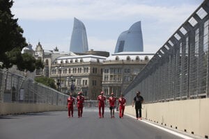 Sebastian Vettel (tretí sprava) s ďalšími členmi tímu Ferrari pri obhliadke mestského okruhu v Baku.