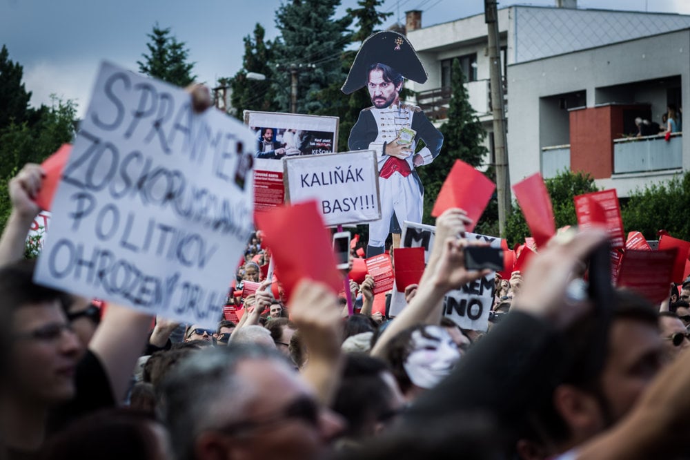 Protest pred komplexom Bonaparte. 