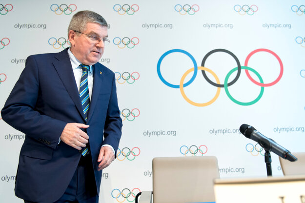 Prezident MOV Thomas Bach prichádza na tlačovú konferenciu.