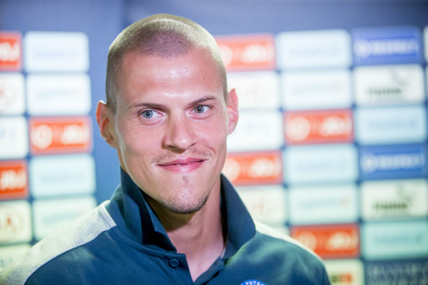 Martin Škrtel vo štvrtok predstúpil pred novinárov s golierom dohora.