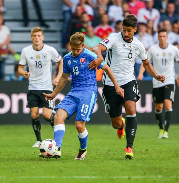 Patrik Hrošovský (vľavo) v súboji so Samim Khedirom.