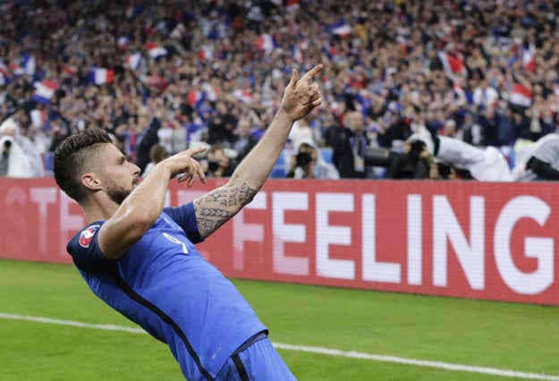 Giroud dal Islandu dva góly. Na ďalší prihral.