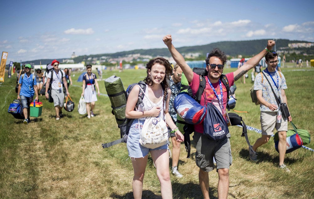 Príchod účastníkov na festival.