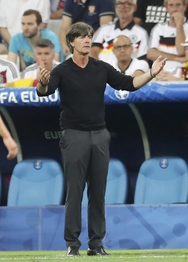 Joachim Löw gestikuluje počas semifinálového zápasu proti Francúzsku.