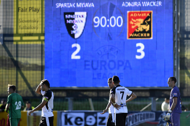 Myjavčania schádzajú z trávnika po neúspešnom zápase.
