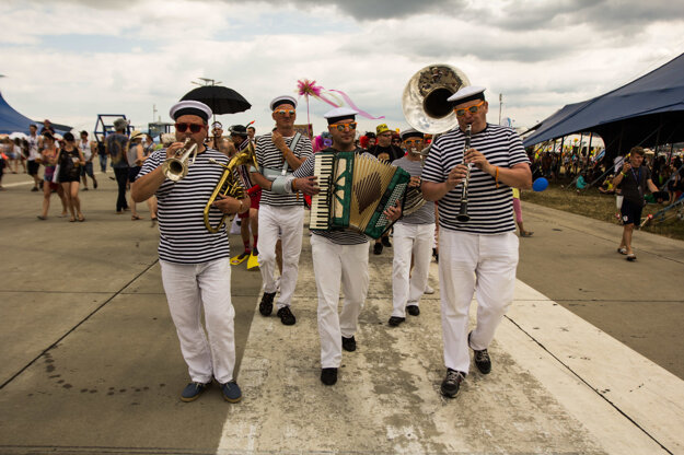 Promenáda prechádza areálom festivalu.