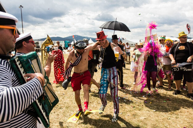 Zábava počas promenády k 20. výročiu festivalu Pohoda.