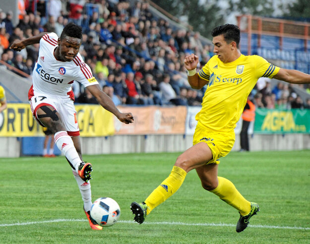 Samuel Kalu Ojim z Trenčína (vľavo) a Vernon De Marco z Michaloviec.