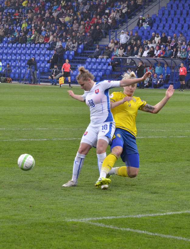 Dominika Škorvánková (vľavo) hráva futbal od štyroch rokov.