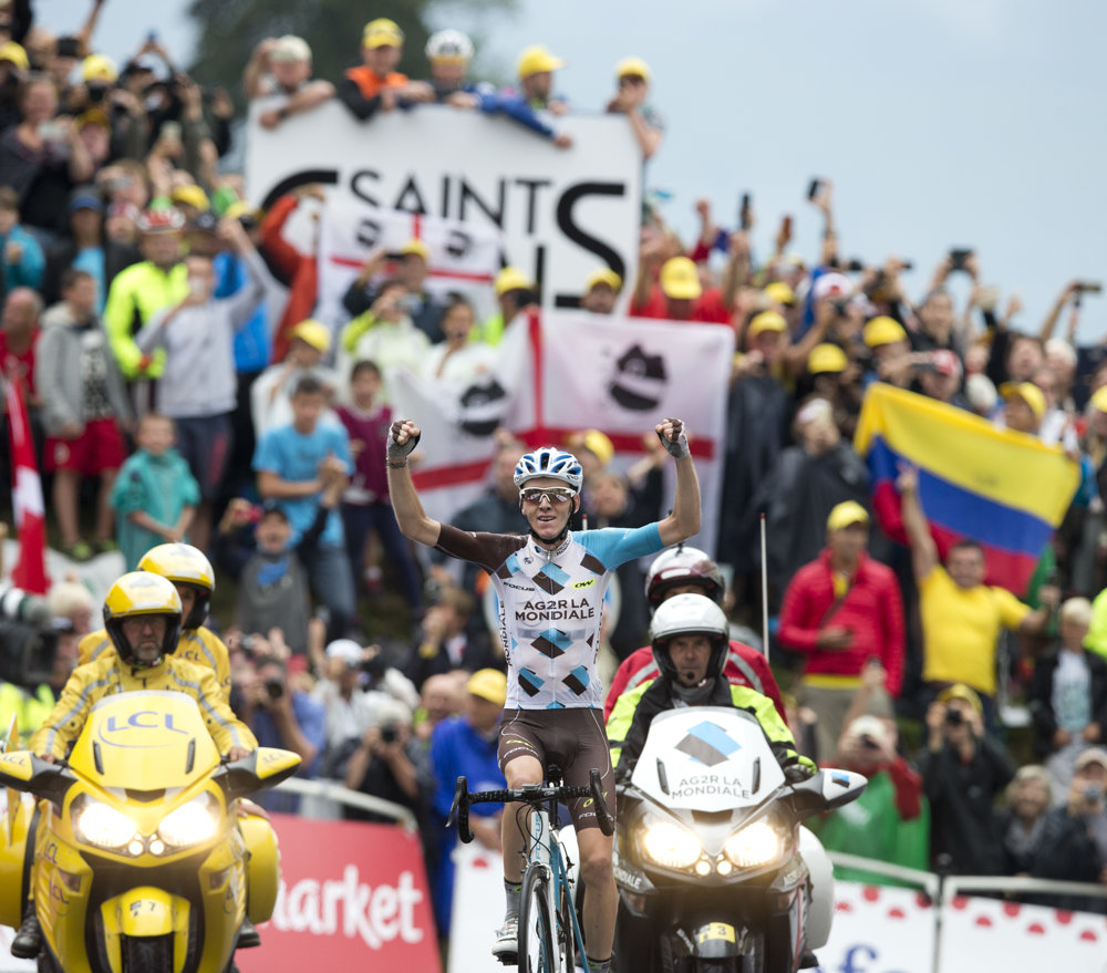 Francúzsky cyklista Romain Bardet (AG2R) oslavuje víťazstvo v 19. etape. Aj vďaka nemu sa posunul už na druhú pozíciu v celkovej klasifikácii.