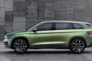 Škoda VisionS a rovnako aj Kodiaq pôsobí pri pohľade zboku, ako veľmi dlhé auto. Pritom si zachoval kompaktné rozmery.