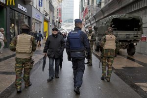 Ulicami Bruselu hliadkujú policajti i armáda.