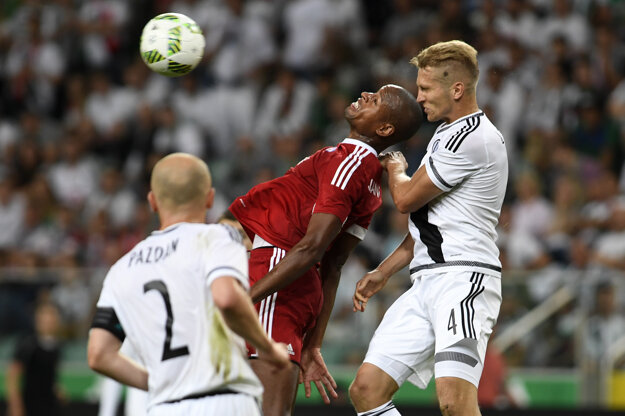 Legia Waršava prešla v predchádzajúcom kole cez AS Trenčín. V súboji trenčiansky útočník Rangelo Janga (v červenom).
