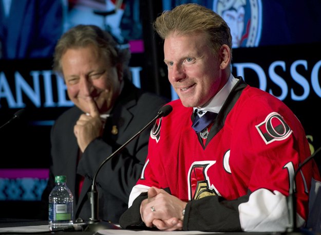 Daniel Alfredsson bol dlhoročným klenotom Ottawy. Majiteľ klubu (v pozadí) si ho chce uctiť.