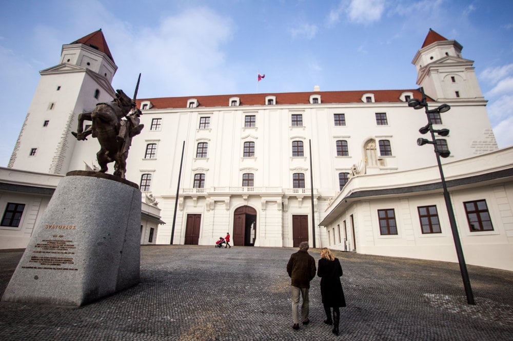 Bratislavský hrad má rozlohu okolo 6,8 hektára.