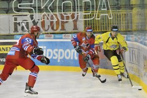 Na snímke zľava Igor Bobček a Róbert Huna (obaja Liptovský Mikuláš) a Matúš Matis (MsHK Žilina) počas hokejového zápasu 1.kola Tipsport Ligy MsHK Žilina - MHk 32 Liptovský Mikuláš 9. septembra 2016 v Žiline. 