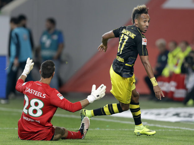 Pierre-Emerick Aubameyang strieľa jeden zo svojich gólov do siete Wolfsburgu.