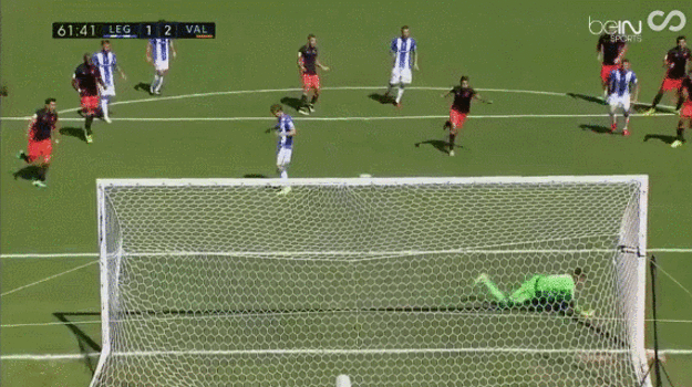 Diego Alves chytá pokutový kop v zápase proti Leganes.