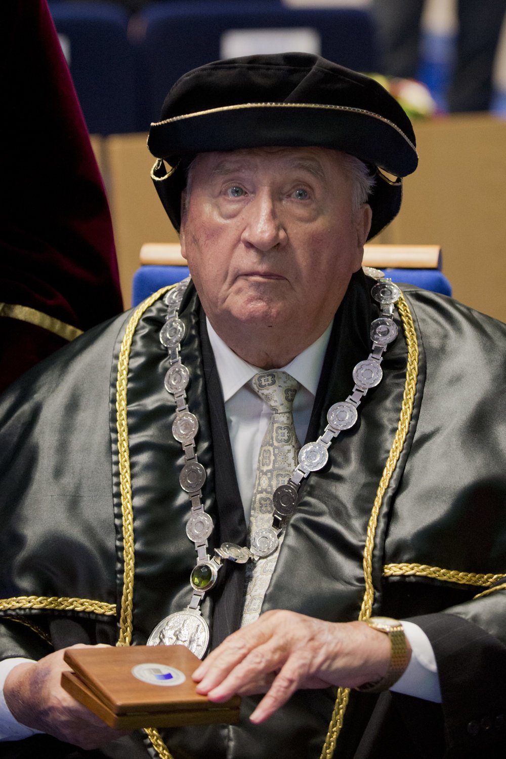 Udelením titulu doctor honoris causa Ekonomickej univerzity prvému prezidentovi SR Michalovi Kováčovi, 3. decembra 2014.