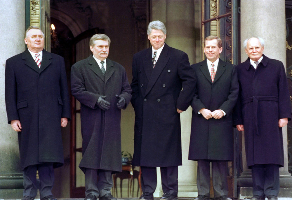 Americký prezident Bill Clinton (uprostred) na záver stretnutia s prezidentmi krajín Višegrádskej štvorky 14. januára 1994 v Prahe. Zľava Michal Kováč (SR), Lech Walesa (PR), Clinton, Václav Havel (ČR) a Árpád Göncz .