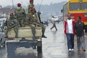 Etiópski vojaci kontrolujú ulice Addis Abeby.