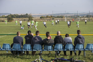 Cez víkend sa bude opäť hrať futbal aj v slovenských dedinách a mestečkách. Takto blízko seba si fanúšikovia nesadnú.