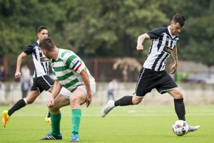 Juraj Halenár (s loptou) je veľkou hviezdou štvrtej futbalovej ligy.