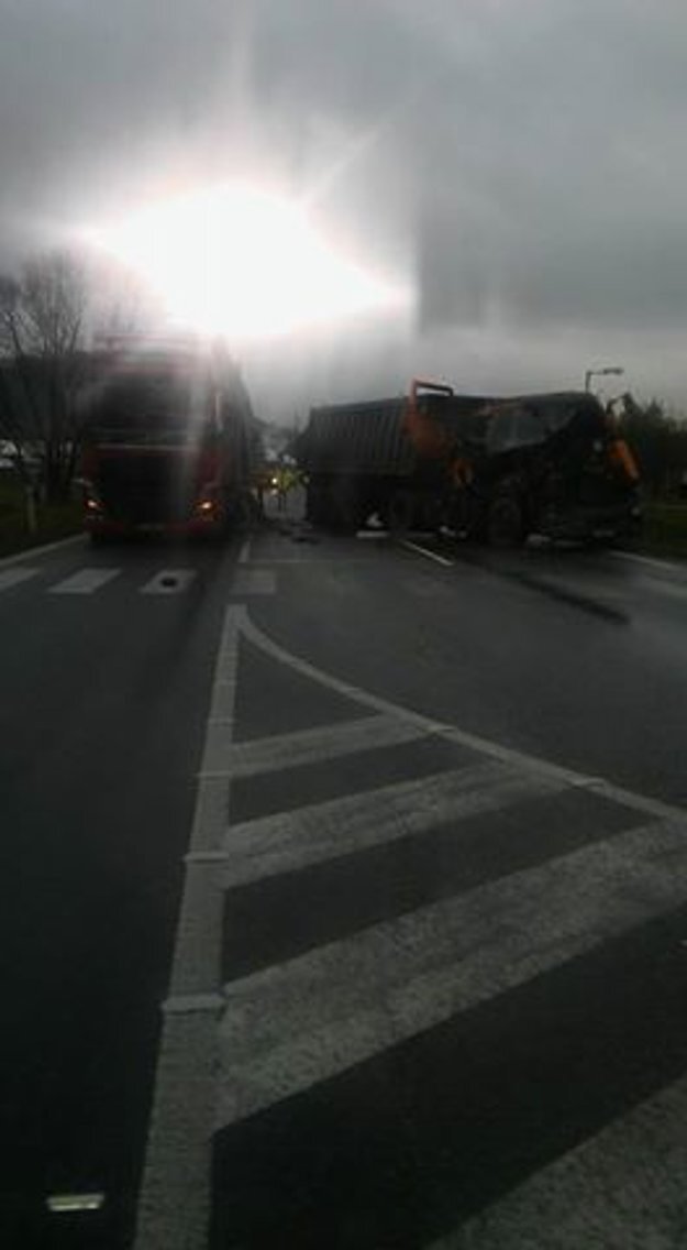 Nehoda dopravu poriadne komplikuje.  (zdroj: MICHAELA HELDOVÁ)
