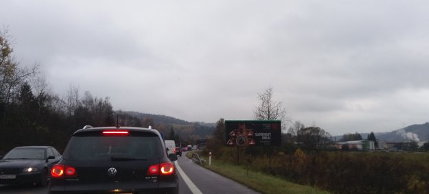 Kolóny na ceste I/11 v smere do Žiliny. (zdroj: ANDREA PAPŠOVÁ)