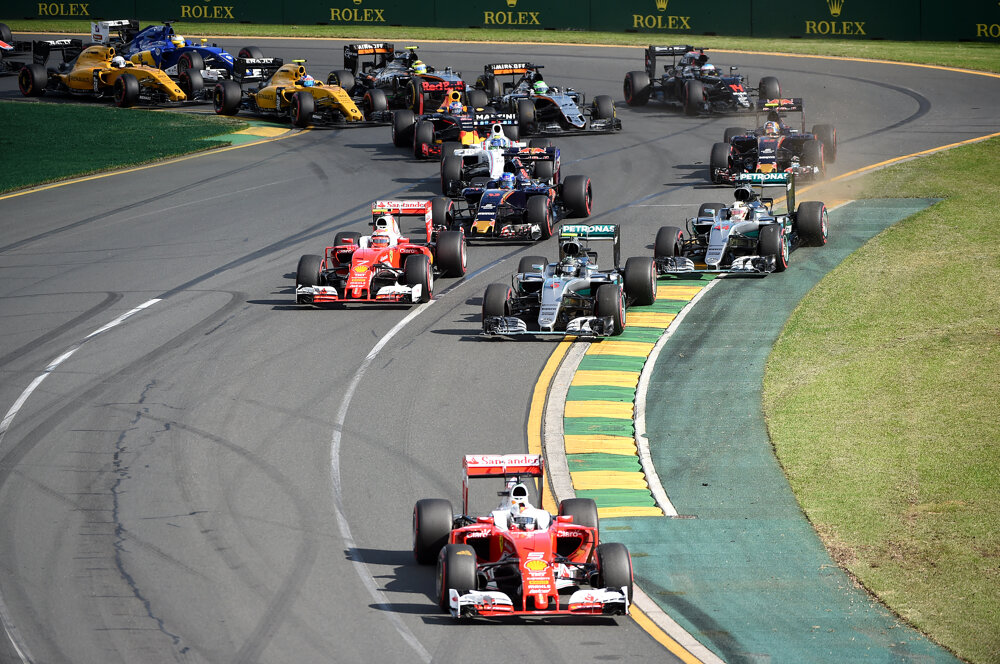 Na otváracom podujatí sezóny vyrazil štartoval z pole position Lewis Hamilton z Mercedesu. V druhej zákrute viedol Sebastian Vettel na Ferrari.