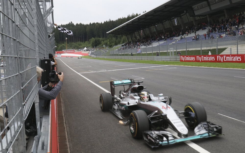 Britský jazdec Lewis Hamilton víťazí na rakúskom okruhu Spielbergu.
