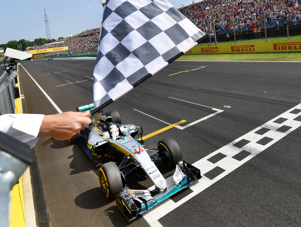 Do cieľa Veľkej ceny Maďarska nakoniec prišiel ako prvý Lewis Hamilton.