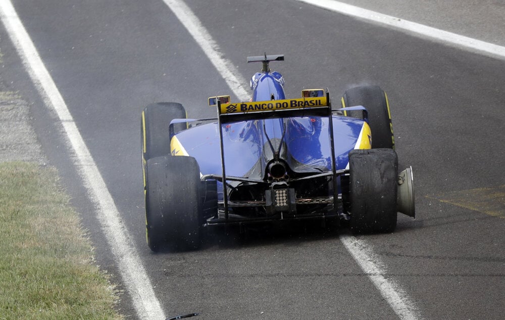 Jazdec tímu Sauber Felipe Nasr s poškodenou pneumatikou na okruhu Monza.