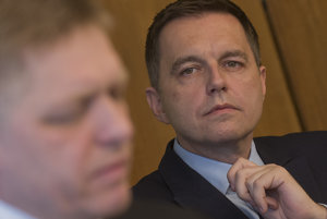 Premiér Robert Fico (vľavo) a minister financií Peter Kažimír