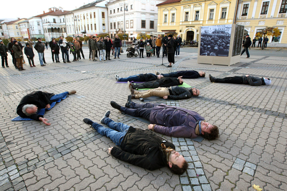 Pred 72 rokmi vyznamenával Tiso na námestí v Bystrici fašistických vojakov. Ľudia sem prišli povedať NIE.
30.10.2016, Banská Bystrica