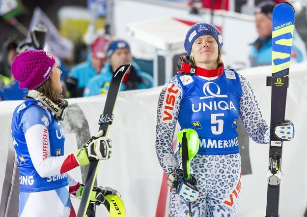 Reakcia Veroniky Velez-Zuzulovej po tom, čo prišla Mikaela Shiffrinová do cieľa.