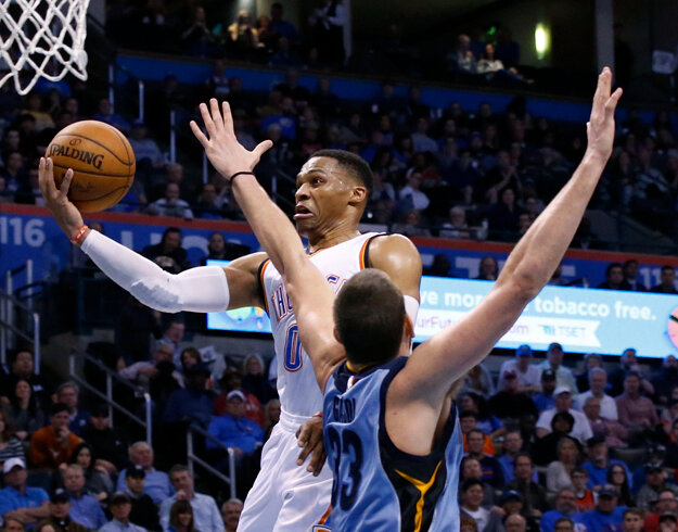 Russell Westbrook (v bielom) zakončuje na kôš v zápase proti Memphisu.