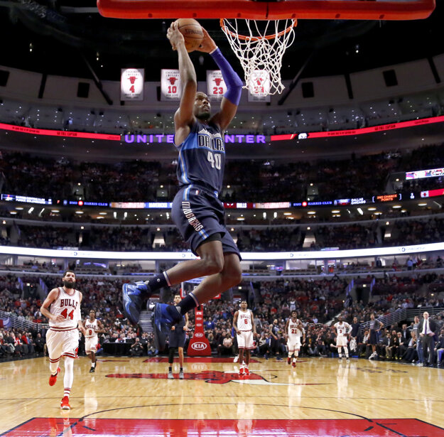 Smečuje hráč Dallasu Harrison Barnes.