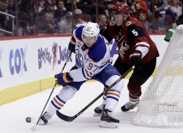 Connor McDavid (vľavo) nazbieral v NHL už viac ako sto bodov.